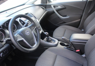 Подержанный автомобиль Opel Astra Hatchback 2012 года (12 фото)