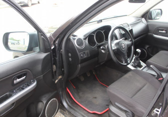 Подержанный автомобиль Suzuki Grand Vitara 2010 года (12 фото)