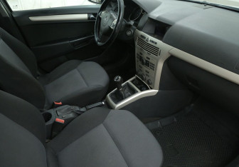 Подержанный автомобиль Opel Astra Sedan 2008 года (9 фото)