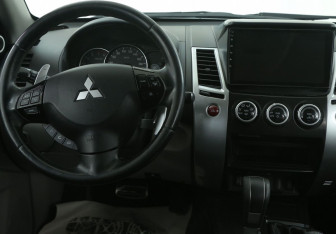 Подержанный автомобиль Mitsubishi Pajero Sport 2014 года (14 фото)