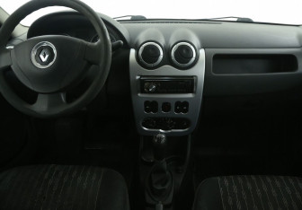 Подержанный автомобиль Renault Logan Sedan 2013 года (12 фото)