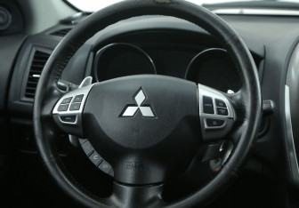Подержанный автомобиль Mitsubishi ASX 2011 года (16 фото)