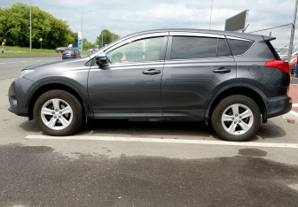 Подержанный автомобиль Toyota RAV4 2013 года (8 фото)