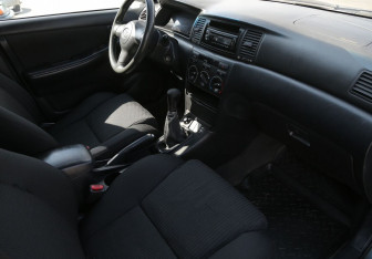 Подержанный автомобиль Toyota Corolla Sedan 2004 года (9 фото)