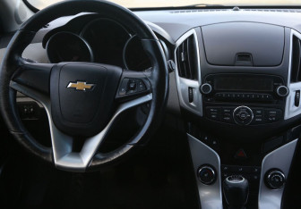 Подержанный автомобиль Chevrolet Cruze Hatchback 2013 года (14 фото)
