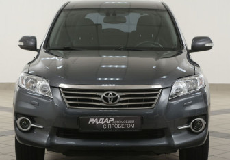 Подержанный автомобиль Toyota RAV4 2010 года (6 фото)