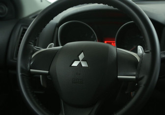 Подержанный автомобиль Mitsubishi ASX 2013 года (16 фото)