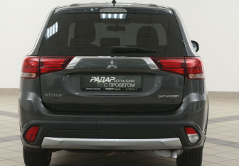 Подержанный автомобиль Mitsubishi Outlander 2015 года (3 фото)