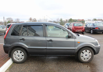 Подержанный автомобиль Ford Fusion 2005 года (2 фото)