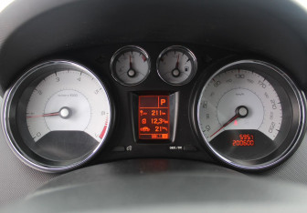 Подержанный автомобиль Peugeot 408 2014 года (16 фото)