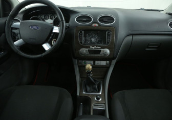 Подержанный автомобиль Ford Focus Hatchback 2008 года (12 фото)