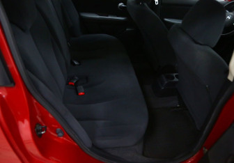 Подержанный автомобиль Nissan Tiida Hatchback 2012 года (6 фото)