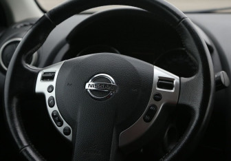 Подержанный автомобиль Nissan Qashqai 2012 года (16 фото)