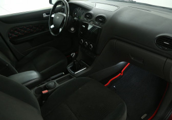 Подержанный автомобиль Ford Focus Sedan 2006 года (9 фото)