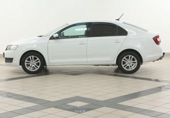 Подержанный автомобиль Skoda Rapid Liftback 2017 года (7 фото)