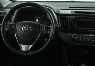 Подержанный автомобиль Toyota RAV4 2018 года (14 фото)