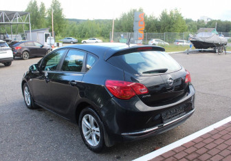 Подержанный автомобиль Opel Astra Hatchback 2012 года (5 фото)