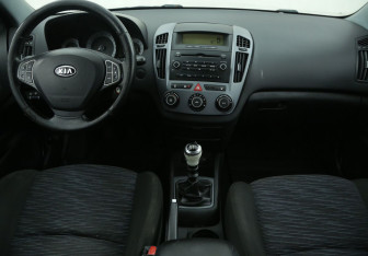 Подержанный автомобиль Kia Ceed Hatchback 2009 года (12 фото)