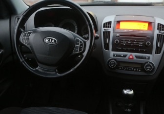 Подержанный автомобиль Kia Ceed Hatchback 2008 года (14 фото)