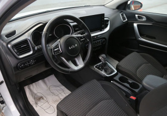 Подержанный автомобиль Kia Ceed Hatchback 2022 года (14 фото)