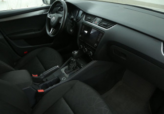 Подержанный автомобиль Skoda Octavia Liftback 2018 года (9 фото)