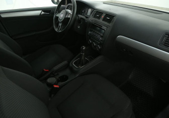 Подержанный автомобиль Volkswagen Jetta Sedan 2013 года (9 фото)