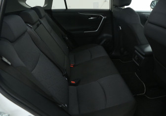 Подержанный автомобиль Toyota RAV4 2020 года (11 фото)