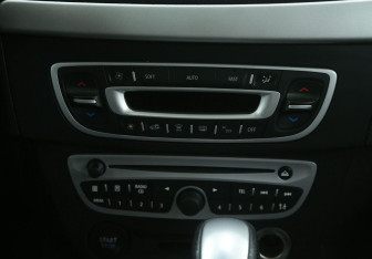 Подержанный автомобиль Renault Fluence 2011 года (13 фото)