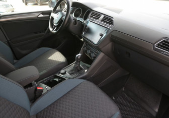 Подержанный автомобиль Volkswagen Tiguan 2019 года (9 фото)