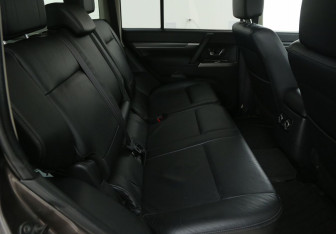 Подержанный автомобиль Mitsubishi Pajero 2014 года (11 фото)