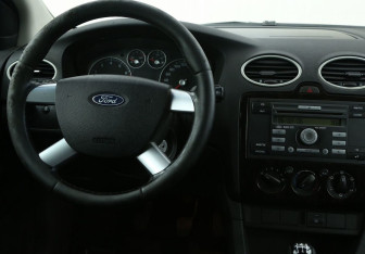 Подержанный автомобиль Ford Focus Sedan 2006 года (14 фото)