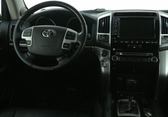Подержанный автомобиль Toyota Land Cruiser Suv 2013 года (14 фото)