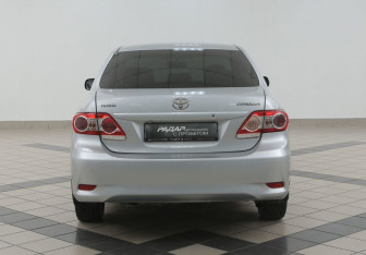 Подержанный автомобиль Toyota Corolla Sedan 2011 года (5 фото)