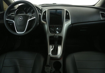 Подержанный автомобиль Opel Astra Hatchback 2011 года (12 фото)