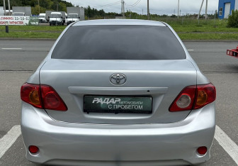 Подержанный автомобиль Toyota Corolla Sedan 2008 года (6 фото)