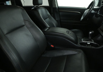 Подержанный автомобиль Toyota Highlander 2014 года (10 фото)