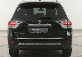 Подержанный автомобиль Nissan Pathfinder 2014 года (3 фото)