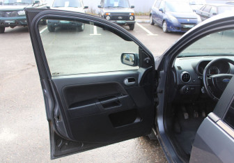 Подержанный автомобиль Ford Fusion 2005 года (9 фото)