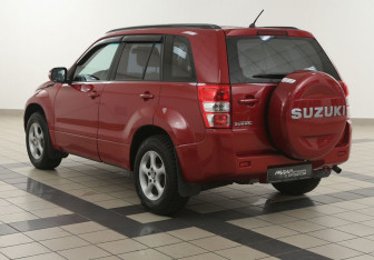 Подержанный автомобиль Suzuki Grand Vitara 2010 года (2 фото)