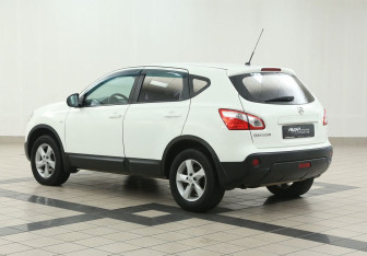 Подержанный автомобиль Nissan Qashqai 2012 года (2 фото)
