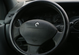 Подержанный автомобиль Renault Scenic 1999 года (16 фото)