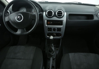 Подержанный автомобиль Renault Logan Sedan 2012 года (12 фото)