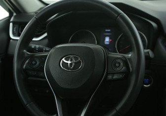 Подержанный автомобиль Toyota RAV4 2020 года (16 фото)