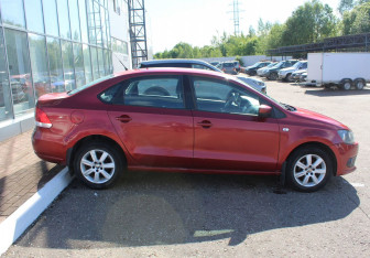 Подержанный автомобиль Volkswagen Polo Sedan 2012 года (8 фото)
