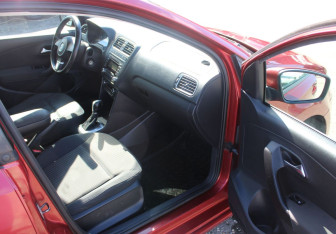 Подержанный автомобиль Volkswagen Polo Sedan 2012 года (9 фото)