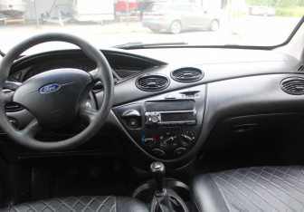 Подержанный автомобиль Ford Focus Hatchback 2002 года (13 фото)