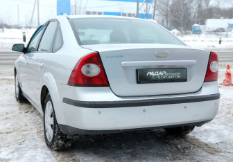Подержанный автомобиль Ford Focus Sedan 2005 года (4 фото)