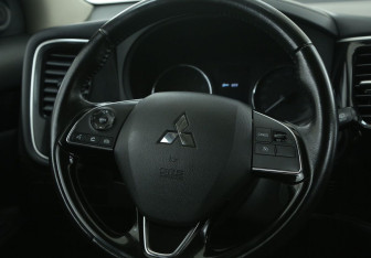 Подержанный автомобиль Mitsubishi Outlander 2021 года (16 фото)