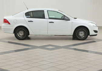 Подержанный автомобиль Opel Astra Sedan 2012 года (5 фото)
