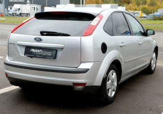Подержанный автомобиль Ford Focus Hatchback 2006 года (6 фото)